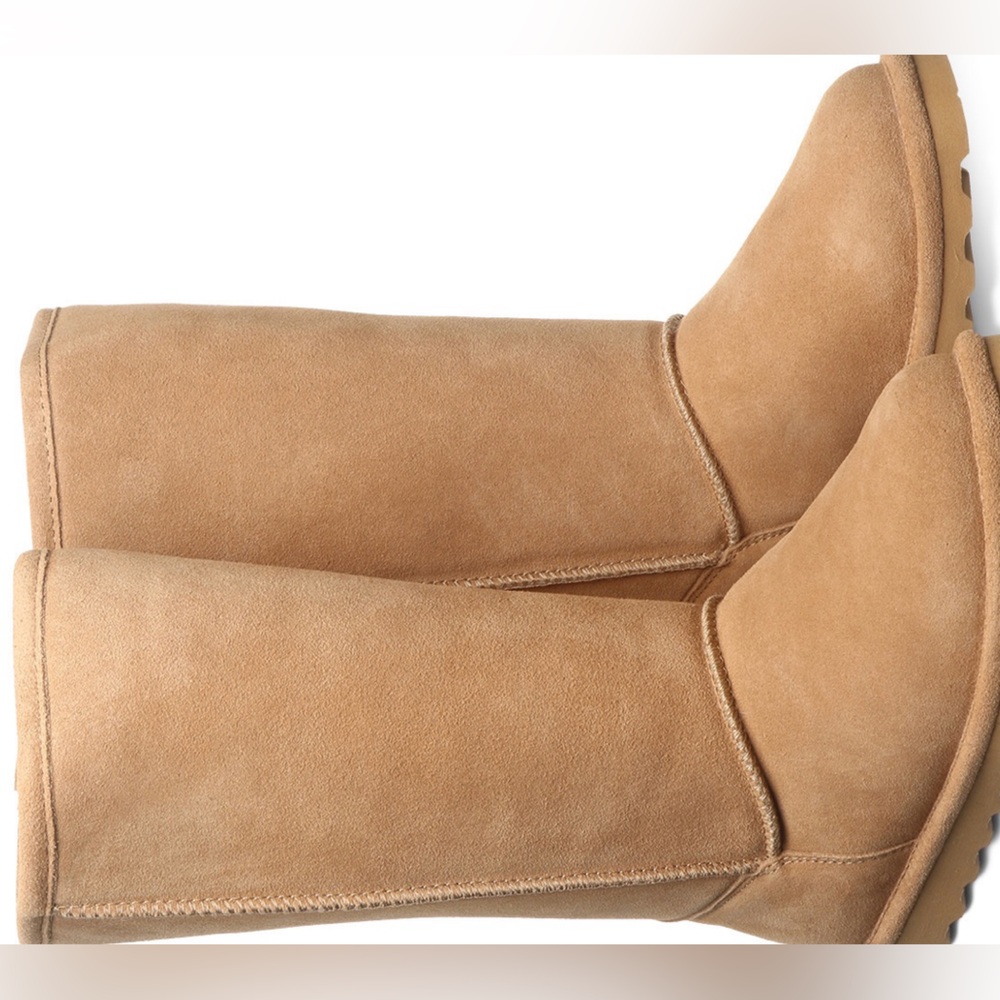 Women’s like new Bearpaw boots size 10